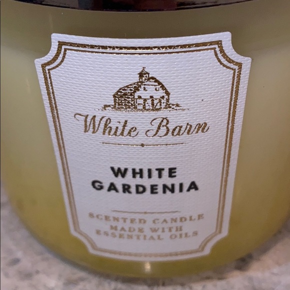 Host Pick:   Bath & Body Works White Barn Candle - Picture 5 of 8